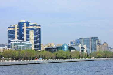 Bakü. Azerbaycan. 04.16.2016. Şehrin güzel sahil bulvarı.