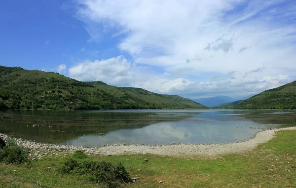 山の景色を望む美しい大湖 — ストック写真