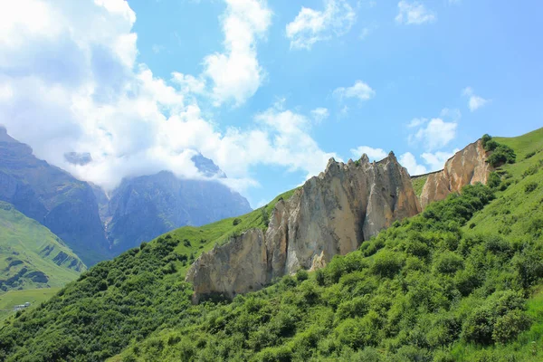 Prachtige Rotsen Groene Bergen Het Dorp Laza Kusar Regio Azerbeidzjan — Stockfoto