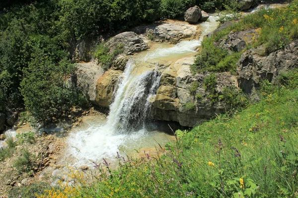高山上美丽的瀑布 拉扎村Kusar区 阿塞拜疆 — 图库照片