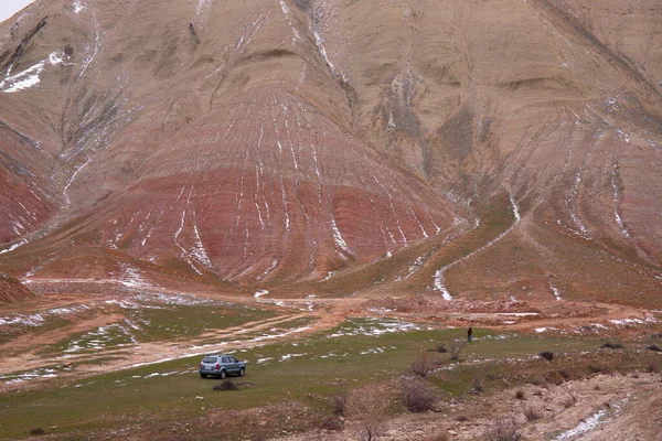 齐齐地区 阿塞拜疆 2021 那人驾车来到红山 — 图库照片