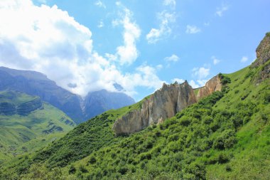 Yeşil dağlardaki güzel kayalar. Laza köyü. Kusar bölgesi. Azerbaycan.