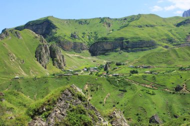 Güzel dağlarda küçük bir köy. Laza köyü. Kusar bölgesi. Azerbaycan.