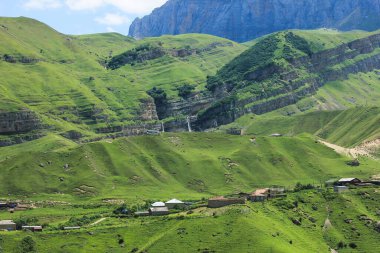 Güzel dağlarda küçük bir köy. Laza köyü. Kusar bölgesi. Azerbaycan.