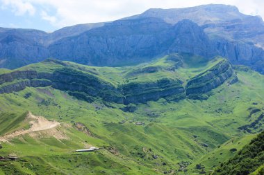 Yeşil dağlardaki güzel kayalar. Laza köyü. Kusar bölgesi. Azerbaycan.