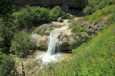 Dağlarda güzel bir şelale. Laza köyü. Kusar bölgesi. Azerbaycan.