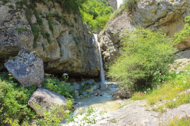 Dağlarda güzel bir şelale. Laza köyü. Kusar bölgesi. Azerbaycan.