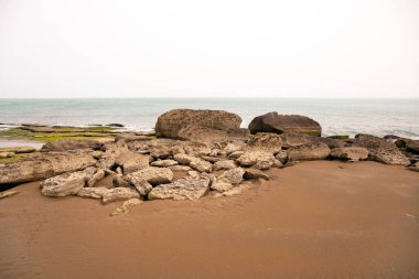 Hazar Denizi 'nin güzel kayalık kıyıları.