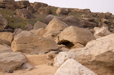 Deniz kenarında güzel kayalık kayalar. Dubyandi. Azerbaycan.