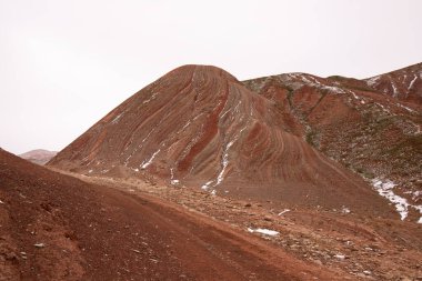 Azerbaycan 'ın kışın güzel kızıl dağları. Khizi bölgesi.