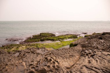 Hazar Denizi 'nin güzel kayalık kıyıları.