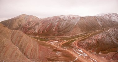 Azerbaycan 'ın kışın güzel kızıl dağları. Khizi bölgesi.