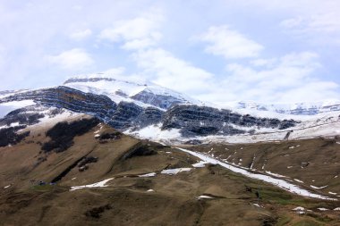 Kış-Yaz Turizm Kompleksi Shahdag 'a giden yol. Azerbaycan.