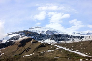 Kış-Yaz Turizm Kompleksi Shahdag 'a giden yol. Azerbaycan.
