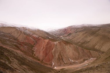 Azerbaycan 'ın kışın güzel kızıl dağları. Khizi bölgesi.