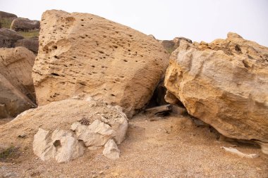 Deniz kenarında güzel kayalık kayalar. Dubyandi. Azerbaycan.