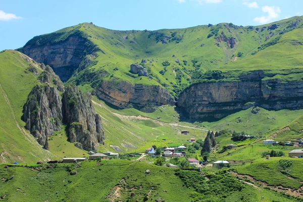 Güzel dağlarda küçük bir köy. Laza köyü. Kusar bölgesi. Azerbaycan.