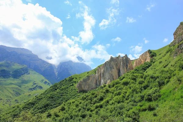 Yeşil dağlardaki güzel kayalar. Laza köyü. Kusar bölgesi. Azerbaycan.