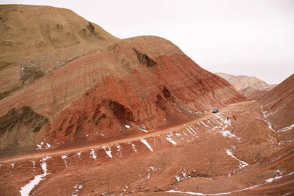 齐齐地区 阿塞拜疆 2021年 在美丽的红山上开车 — 图库照片