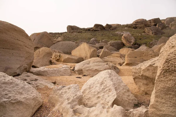 Deniz kenarında güzel kayalık kayalar. Dubyandi. Azerbaycan.