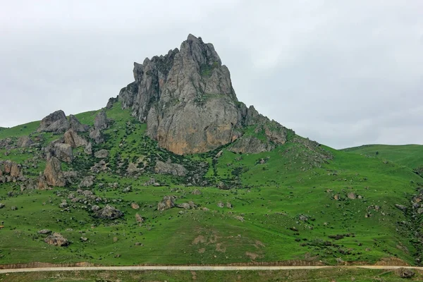 Montaña Sagrada Beshbarmag Hierba Verde Bakú Azerbaiyán — Foto de Stock