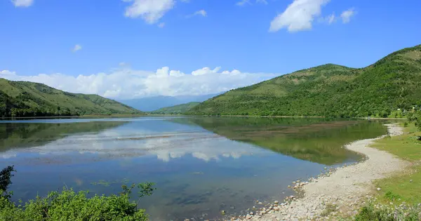 Bellissimo Lago Grande Con Vista Sulle Montagne — Foto Stock