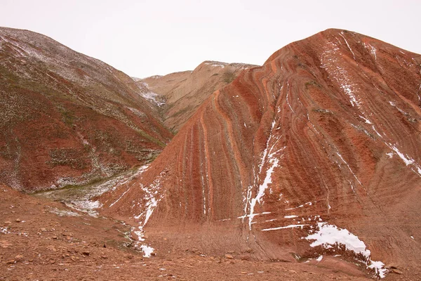 冬にアゼルバイジャンの美しい赤の山 吉子地域 — ストック写真