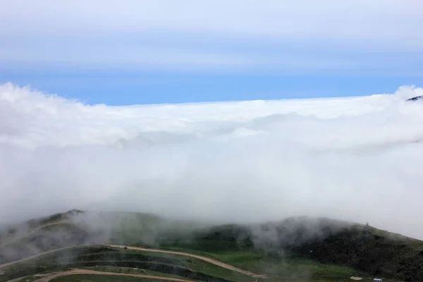 Schöner Nebel Hochgebirge — Stockfoto
