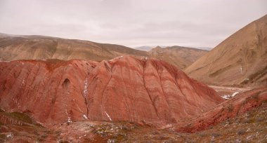 Azerbaycan 'ın kışın güzel kızıl dağları. Khizi bölgesi.