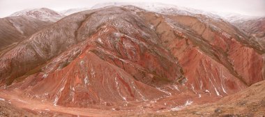 Azerbaycan 'ın kışın güzel kızıl dağları. Khizi bölgesi.