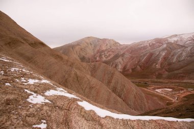 Azerbaycan 'ın kışın güzel kızıl dağları. Khizi bölgesi.