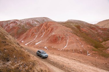 Khizi bölgesi. Azerbaycan. 02.19.2021 yıl. Güzel kırmızı dağlarda bir araba.
