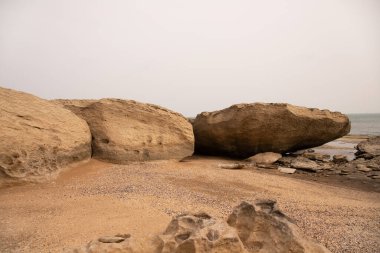 Deniz kenarında güzel kayalık kayalar. Dubyandi. Azerbaycan.