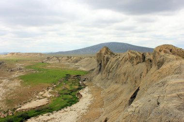 Gobustan 'ın güzel dağlarındaki nehir. Azerbaycan.