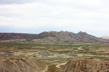 Gobustan 'ın sonsuz güzel dağları. Azerbaycan.