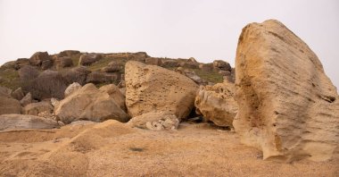 Deniz kenarında güzel kayalık kayalar. Dubyandi. Azerbaycan.