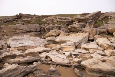 Deniz kıyısındaki güzel kayalıklar. Dubyandi. Azerbaycan.