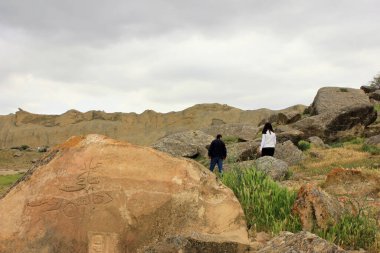 Azerbaycan. 05.15.2017 Gobustan bölgesinde Antik sayılı taşlar.