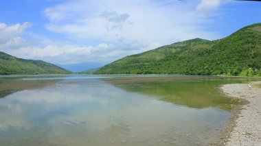 Dağ manzaralı güzel büyük bir göl..