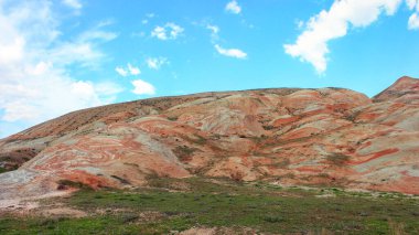 Kırmızı çizgili ve yeşil çimenli dağlar. Khizi bölgesi. Azerbaycan.