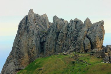 Bakü. Azerbaycan. 05.08.2016. Seyyahlar kutsal dağa tırmanıyor..