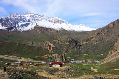 Güzel dağlarda küçük bir köy. Laza köyü. Kusar bölgesi. Azerbaycan.