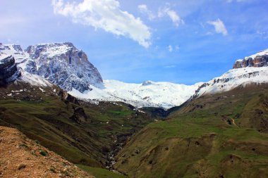 Güzel dağ Shahdag 4.247 metre. Azerbaycan.