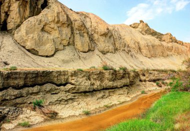 Dağlardaki güzel nehir. Gobustan bölgesi. Azerbaycan.