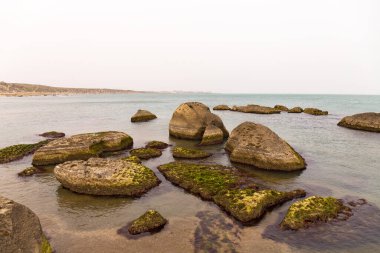 Hazar Denizi 'nin güzel kayalık kıyıları.