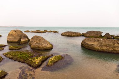 Hazar Denizi 'nin güzel kayalık kıyıları.