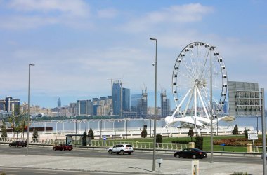 Bakü. Azerbaycan. 05.05.2016. Deniz kenarındaki güzel park bulvarı.