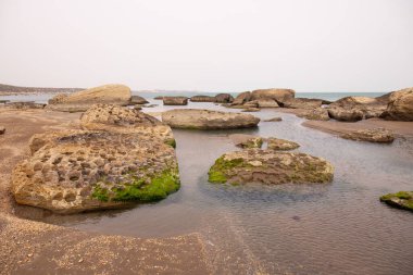 Hazar Denizi 'nin güzel kayalık kıyıları.