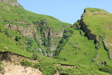 Yeşil dağlardaki güzel kayalar. Laza köyü. Kusar bölgesi. Azerbaycan.
