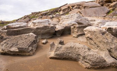 Deniz kenarında güzel kayalık kayalar. Dubyandi. Azerbaycan.